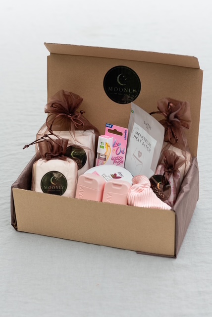 Moonly First cycle box med rosa hårt diadem och nagellack